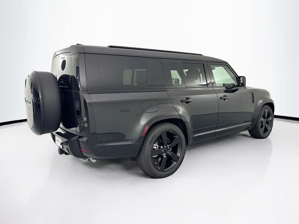 New 2026 Santorini Black Land Rover X-Dynamic SE image 5