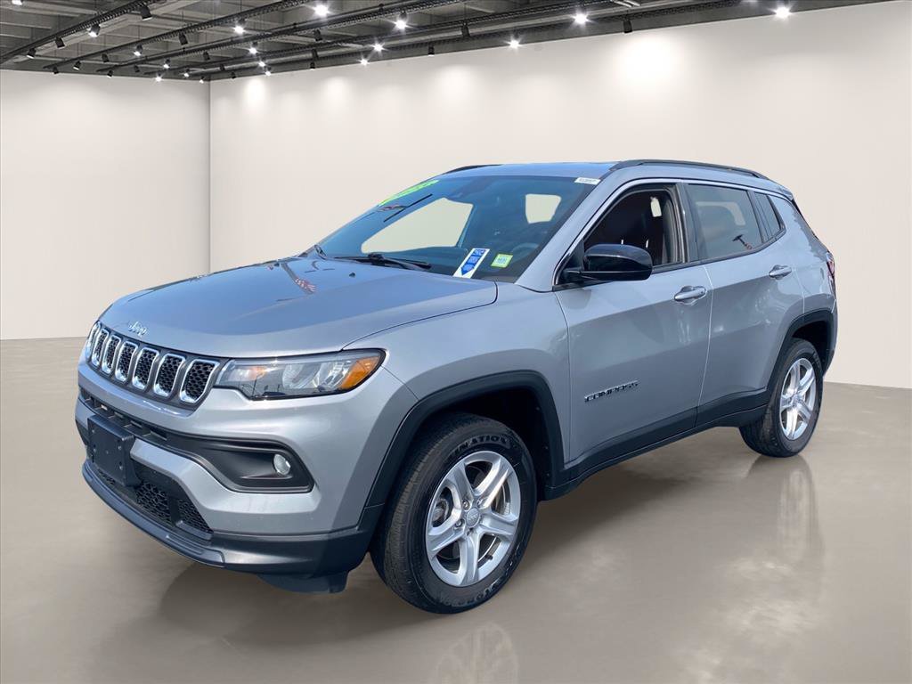 Used 2023 Billet Silver Metallic Clearcoat Jeep Latitude image 3
