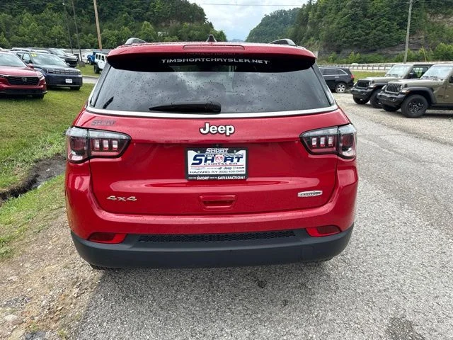 Used 2024  Jeep Latitude image 4