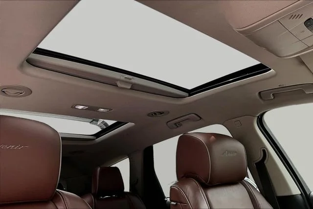 Used 2018 White Frost Tricoat Buick Avenir image 28