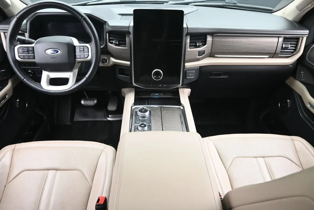 Used 2022  Ford Limited image 16
