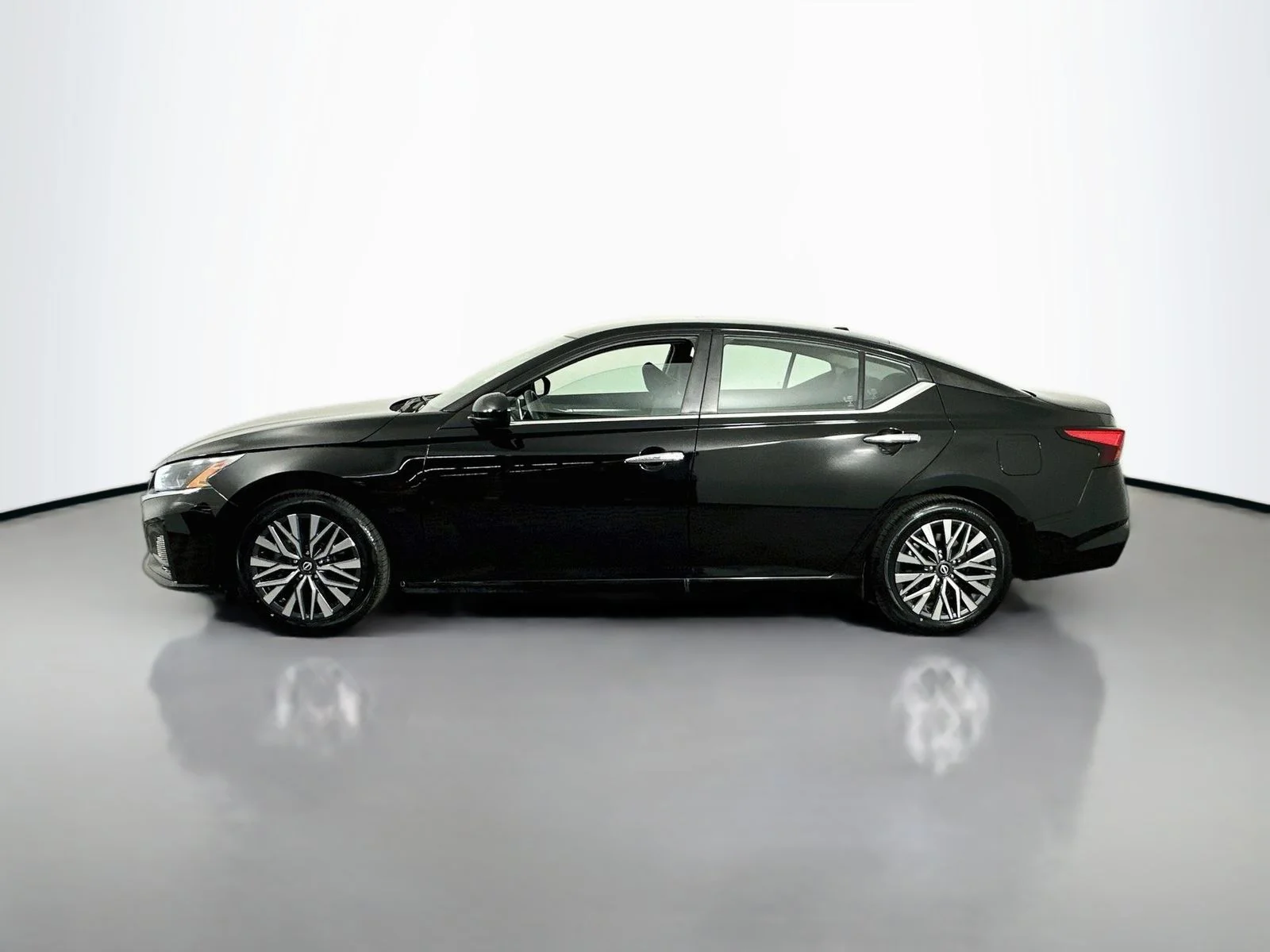 Used 2023 Super Black Clearcoat Nissan 2.5 SV image 5