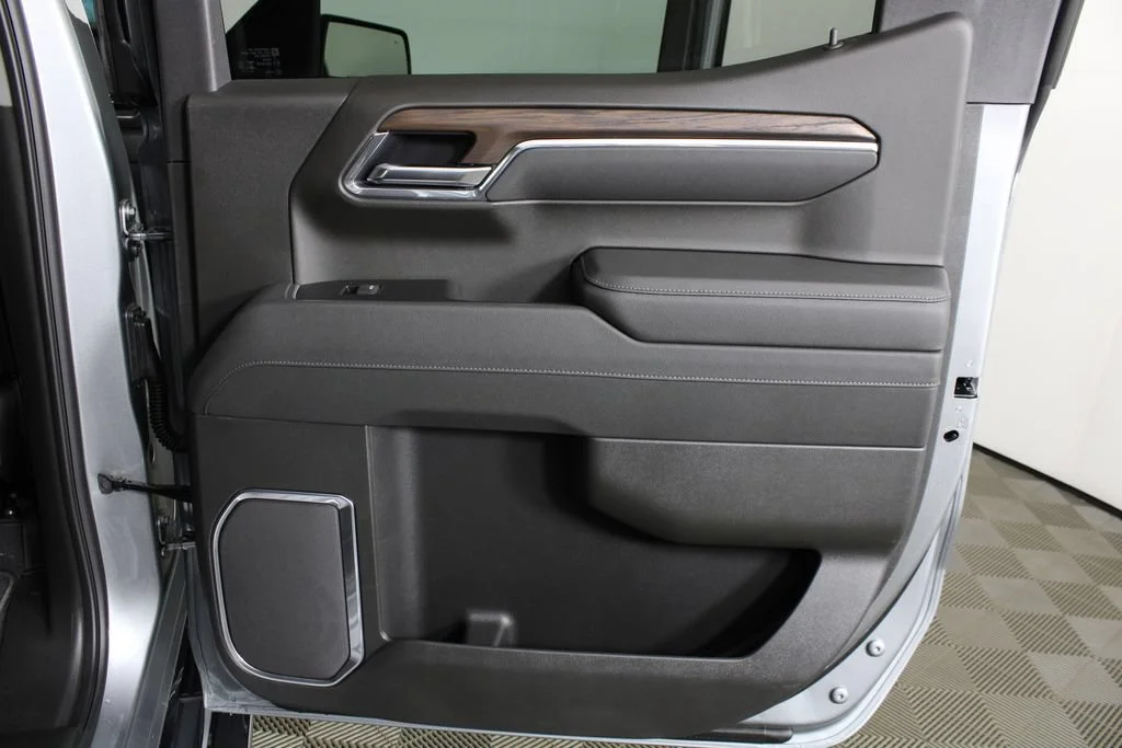 2026 GMC Sierra 1500 SLT - Photo 9