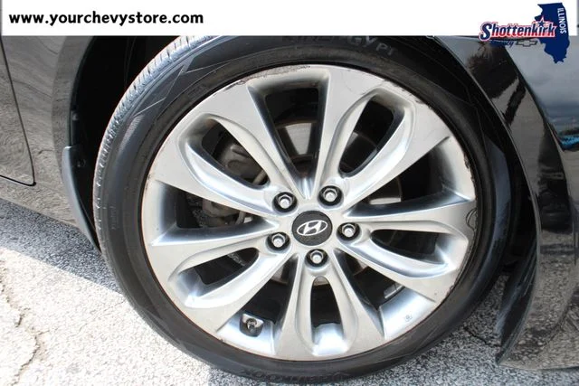 Used 2011 Black Hyundai SE image 6