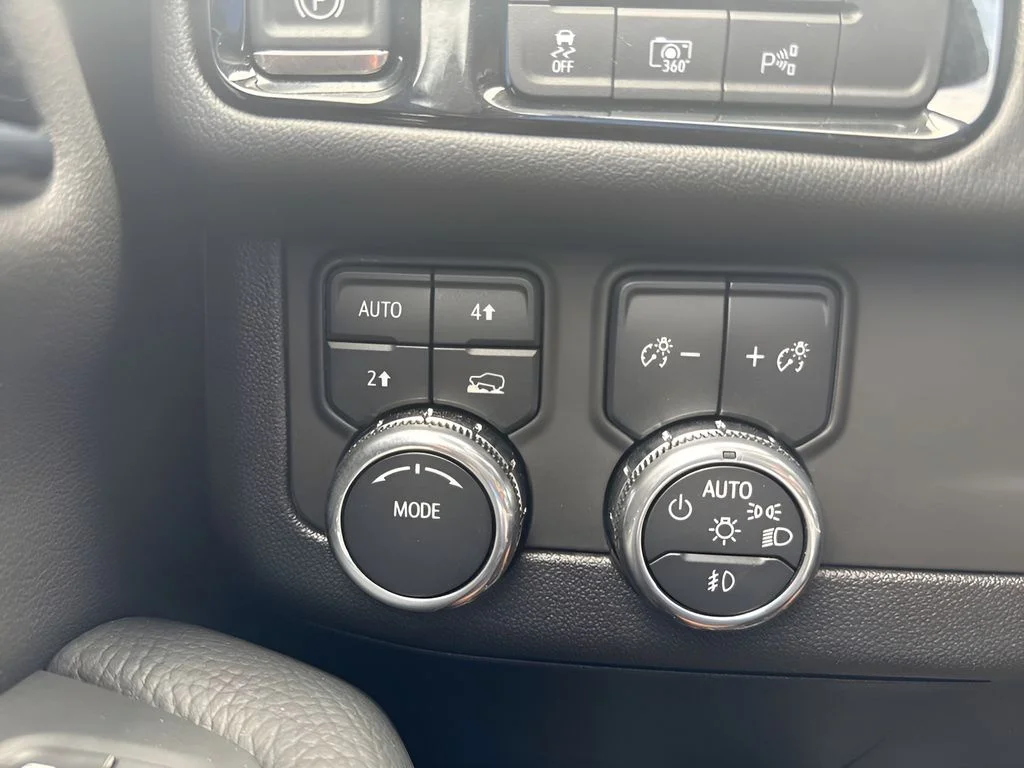 Used 2025 Silver GMC Denali image 23