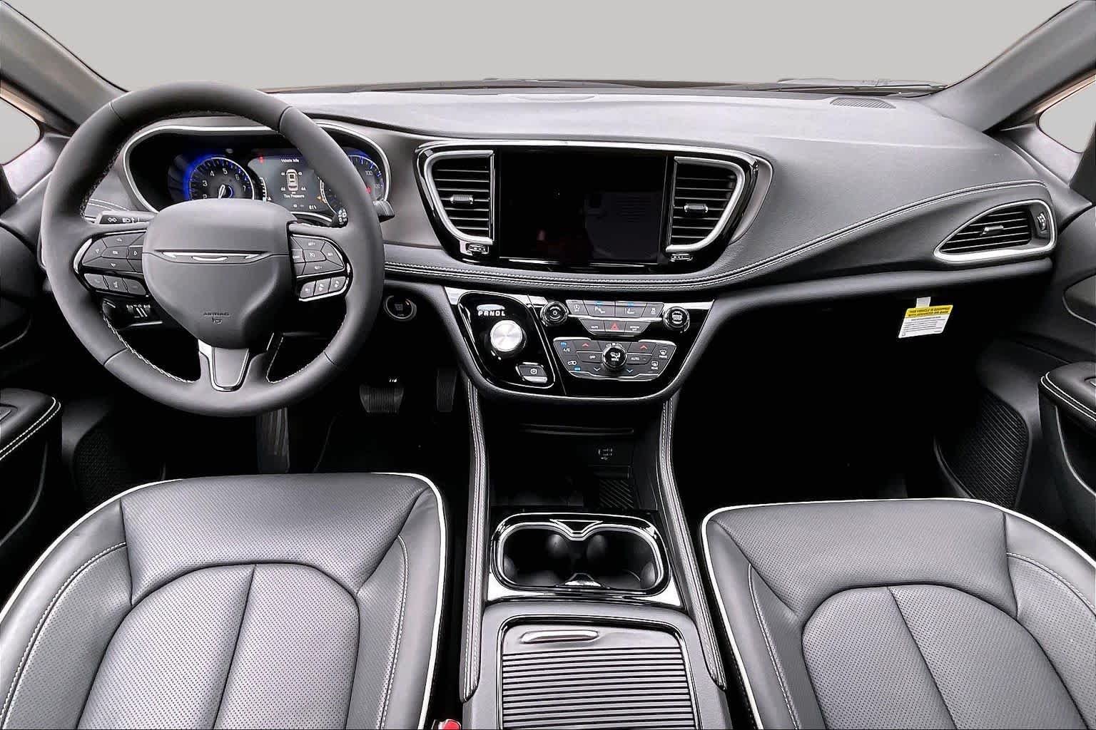New 2027 Diamond Black Crystal Pearl-Coat Exterior Paint Chrysler Limited image 5