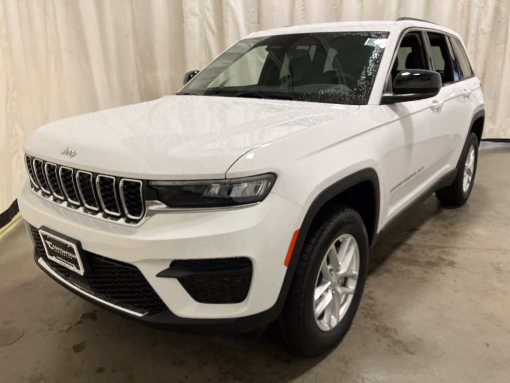 New 2026 Bright White Clear-Coat Exterior Paint Jeep Laredo image 21