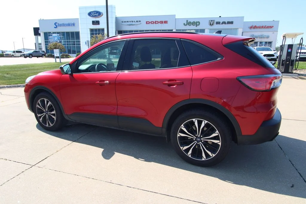 Used 2021 Red Ford SE image 17