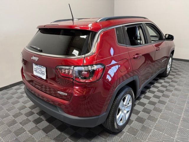 Used 2022 Velvet Jeep Latitude image 8