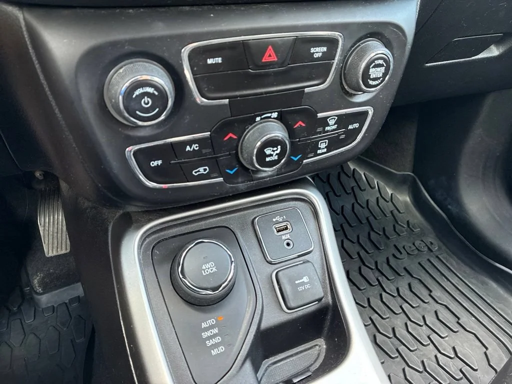 Used 2019 White Clearcoat Jeep Latitude image 26