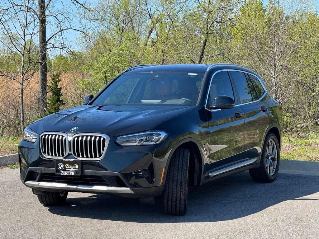 Used 2024 Black BMW xDrive30i image 3