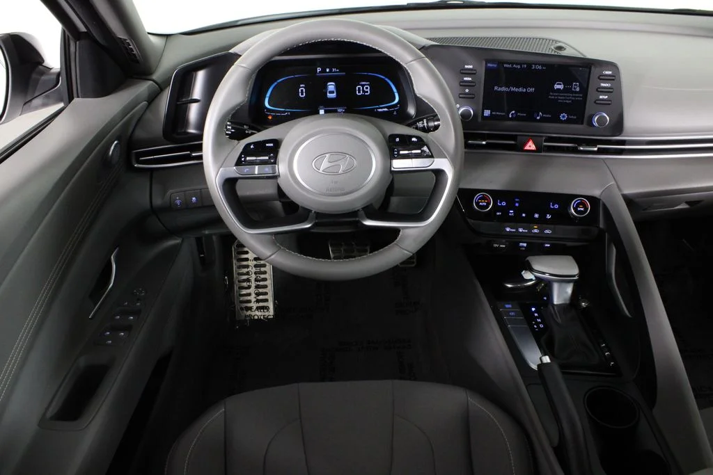 Used 2025 White Hyundai SEL Sport image 8
