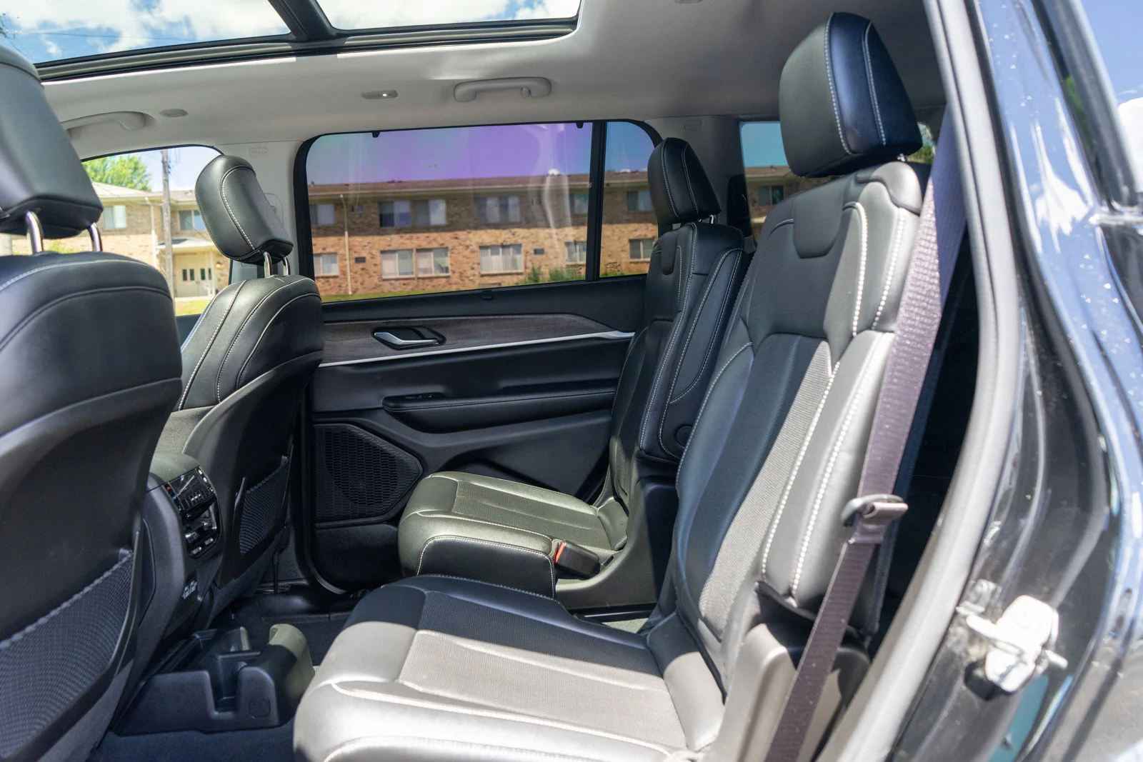 Used 2023 Diamond Black Crystal Pearlcoat Jeep Limited image 31