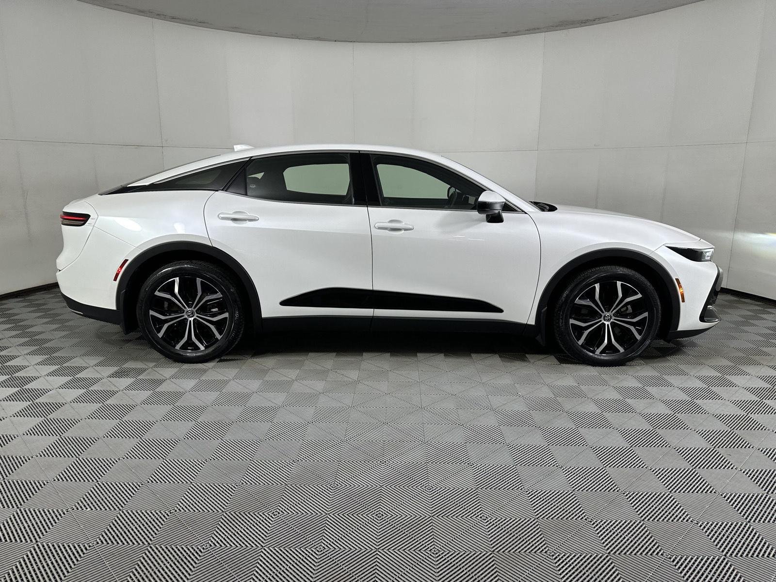 Used 2023 Oxygen White Toyota XLE image 10