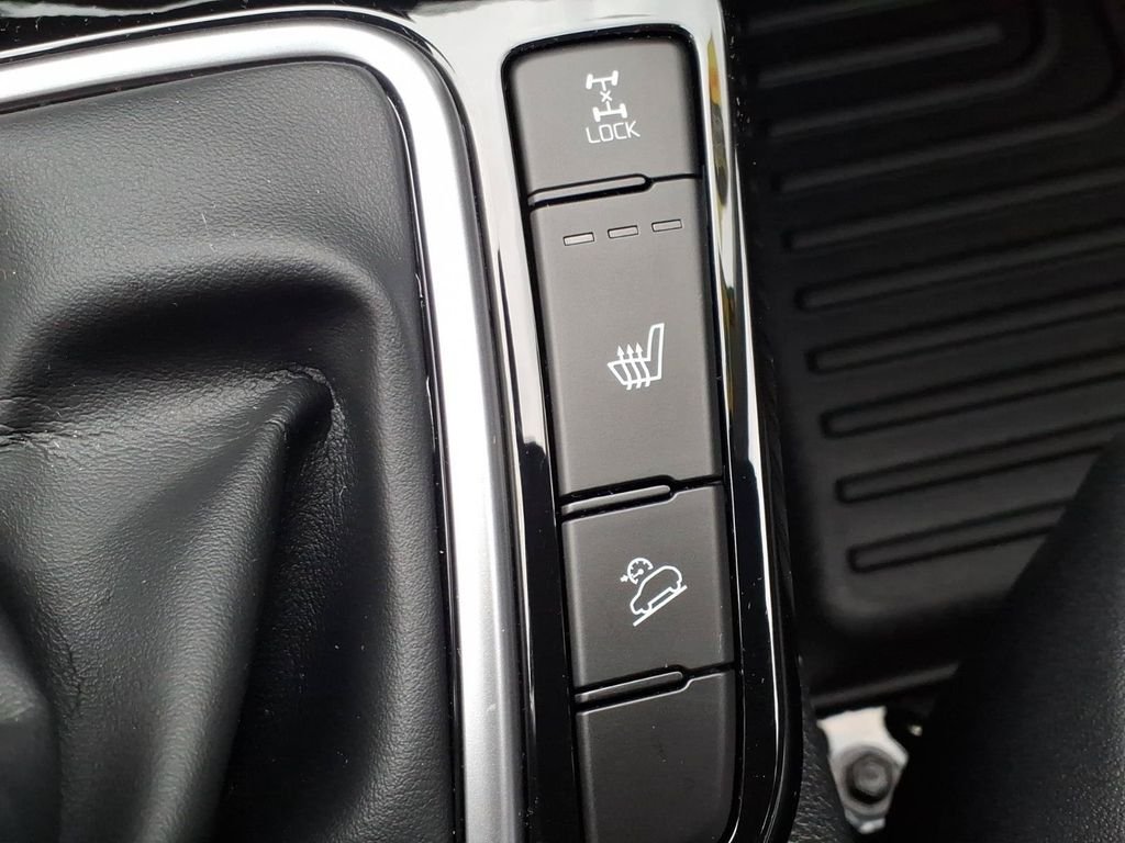 Used 2025 White Kia S image 42