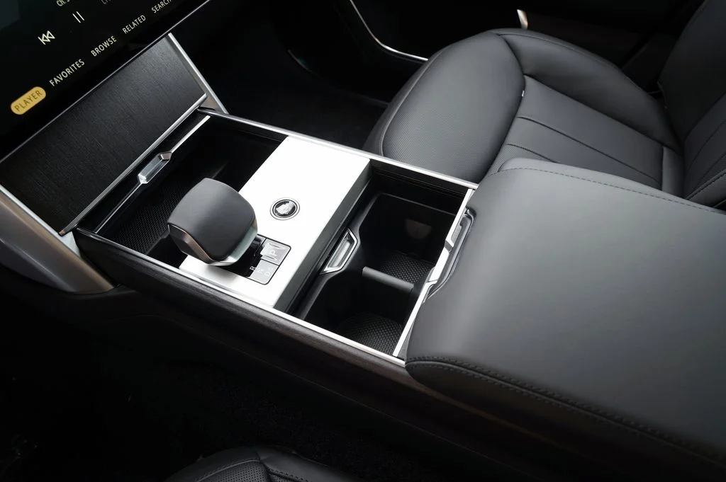 New 2026 Belgravia Green Land Rover SE image 31
