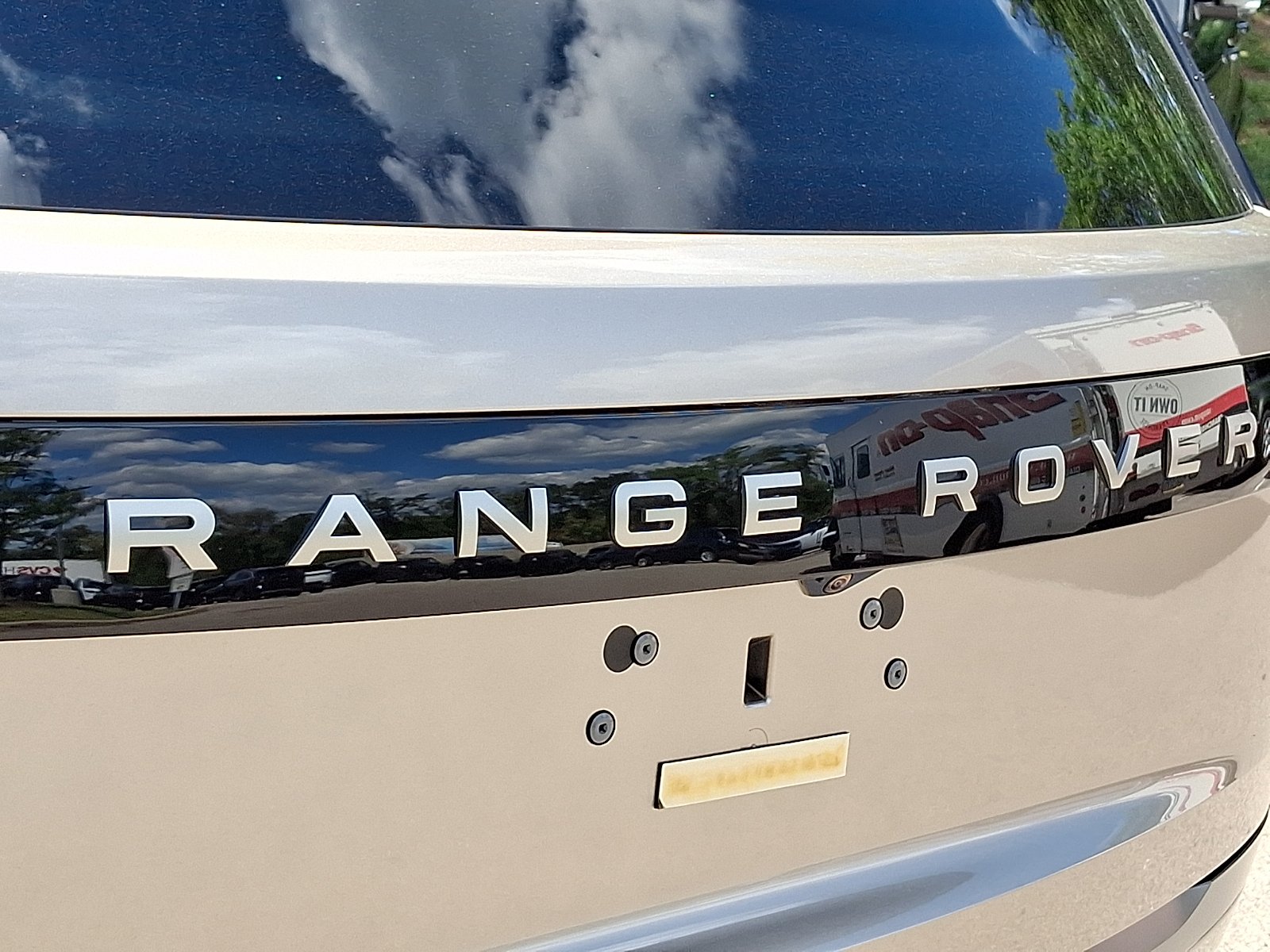 New 2026 Batumi Gold Land Rover P400 SE 7 Seat image 22