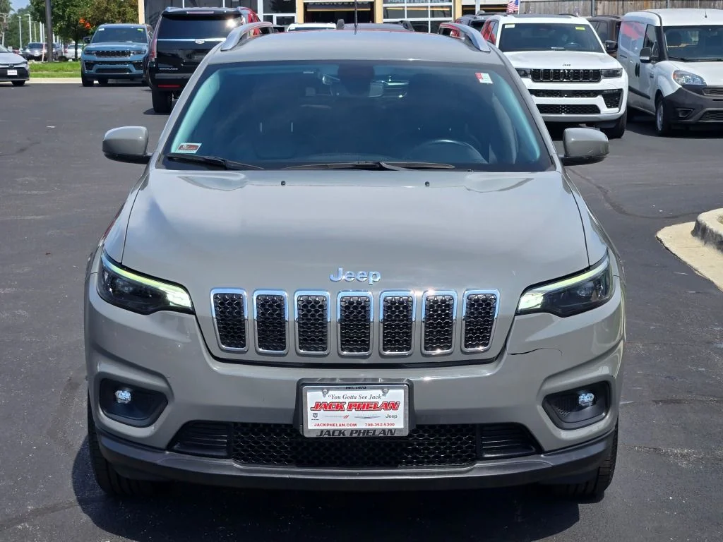 Used 2019 Gray Jeep Latitude Plus image 3