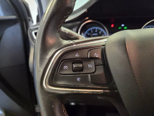 Used 2021 WHITE FROST TRICOAT Buick Select image 22