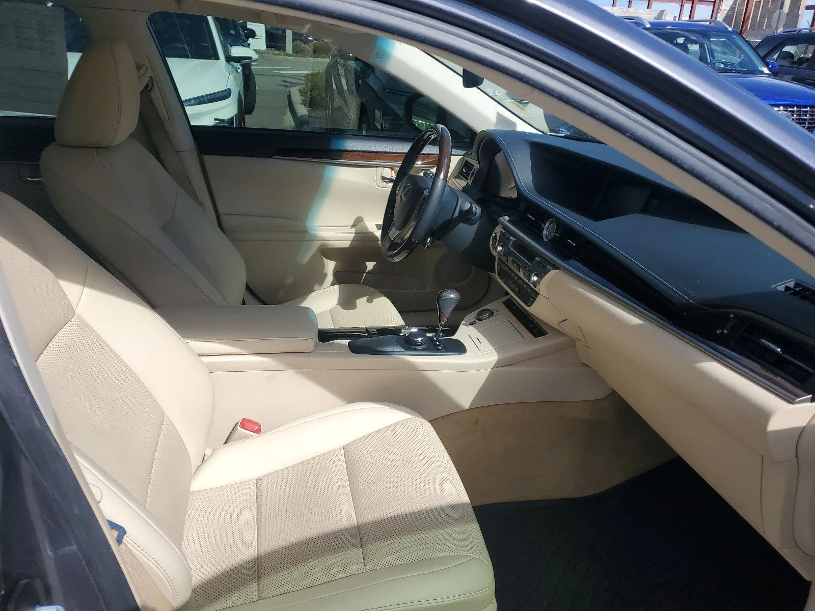 Used 2014  Lexus  image 32