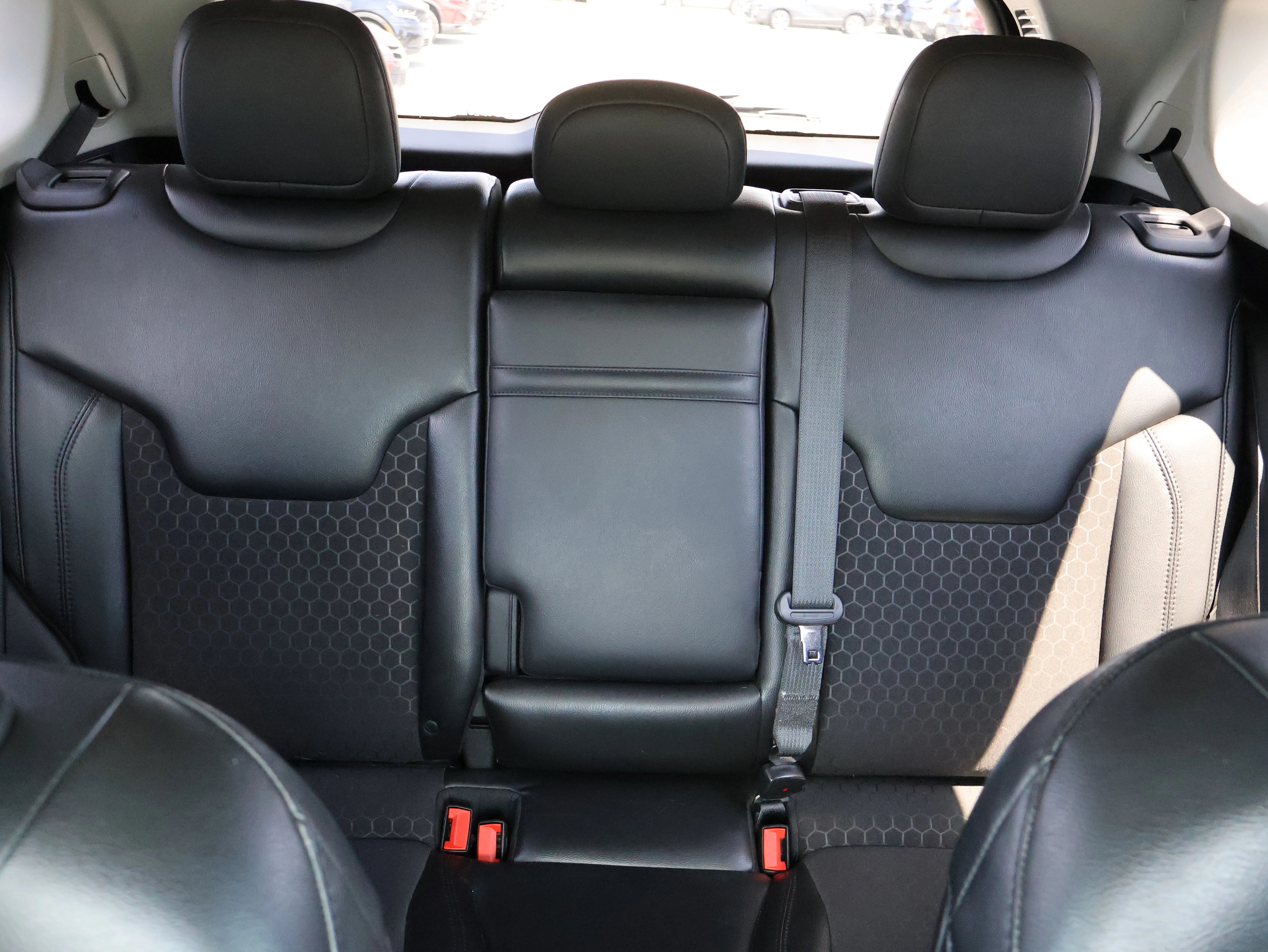 Used 2018 Granite Crystal Metallic Clearcoat Jeep Altitude image 40