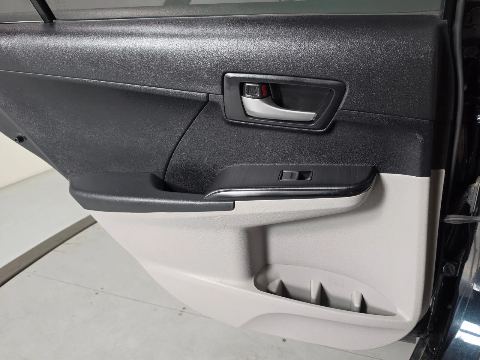 Used 2012 Gray Toyota LE image 23