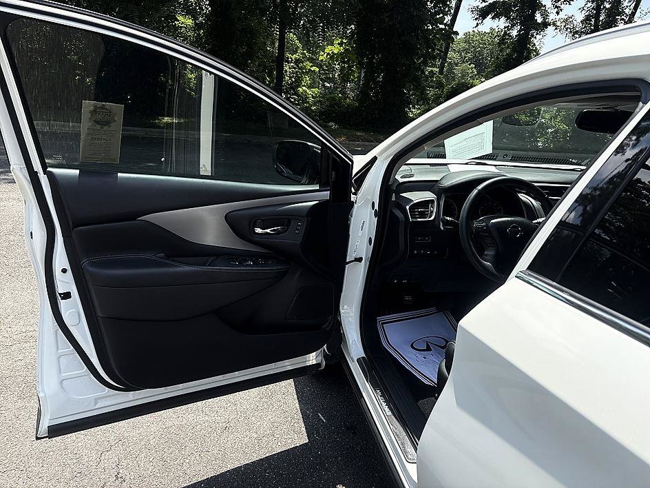 Used 2019 Pearl White Tricoat Nissan SL image 10