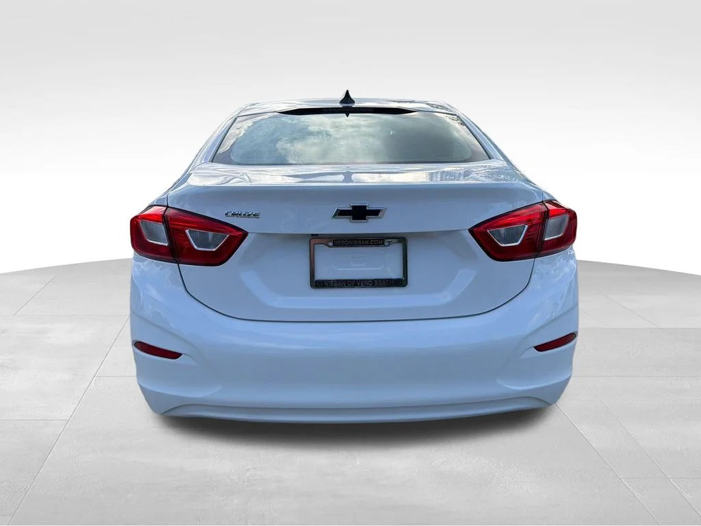 2018 Chevrolet Cruze LS - Photo 6