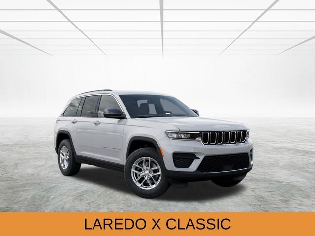 New 2026 Bright White Clear-Coat Exterior Paint Jeep Laredo X image 6