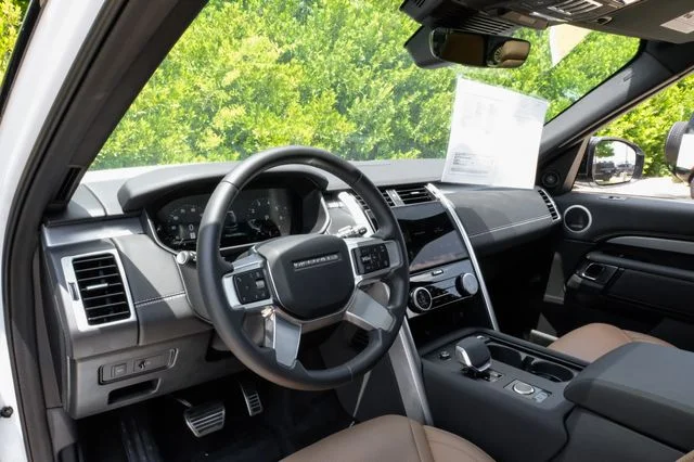 Used 2025 White Land Rover Dynamic SE image 3