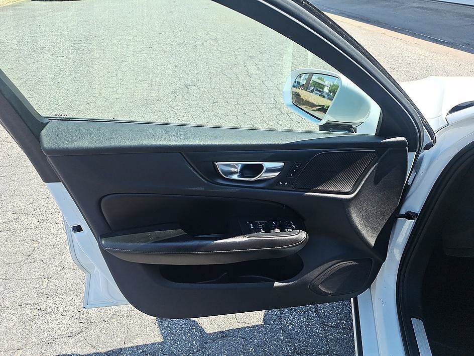 Used 2020 Crystal White Pearl Metallic Volvo Momentum image 9