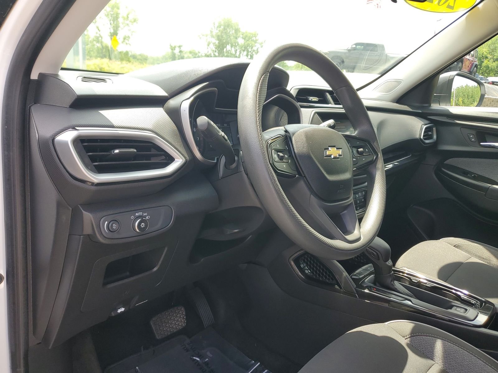 Used 2022 White Chevrolet LS image 9