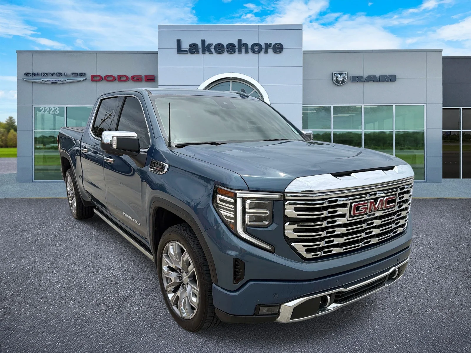 Used 2025 Blue GMC 2WD Crew Cab 147 Denali image 1