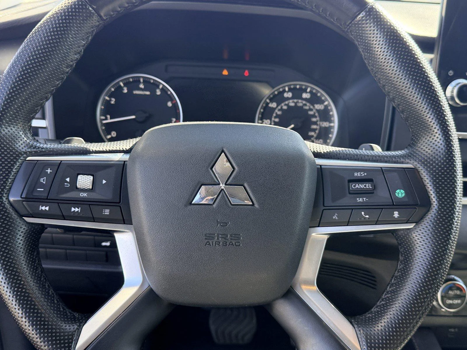 Used 2024  Mitsubishi SE image 23