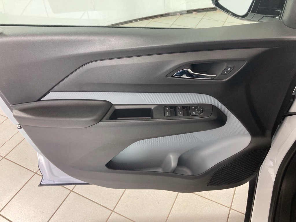 New 2027 Summit White Chevrolet LT image 10