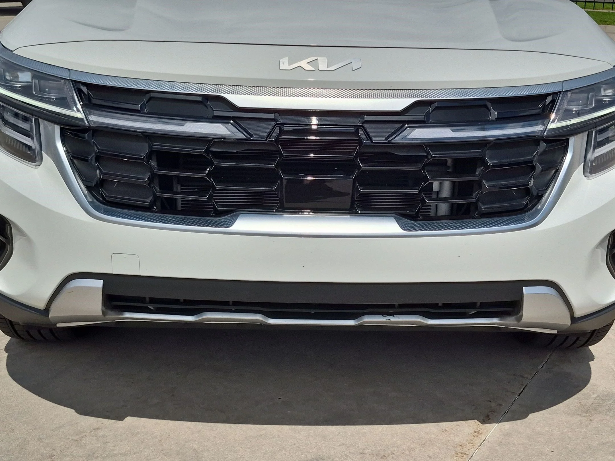 Used 2024 Clear White/Black Roof Kia SX image 9