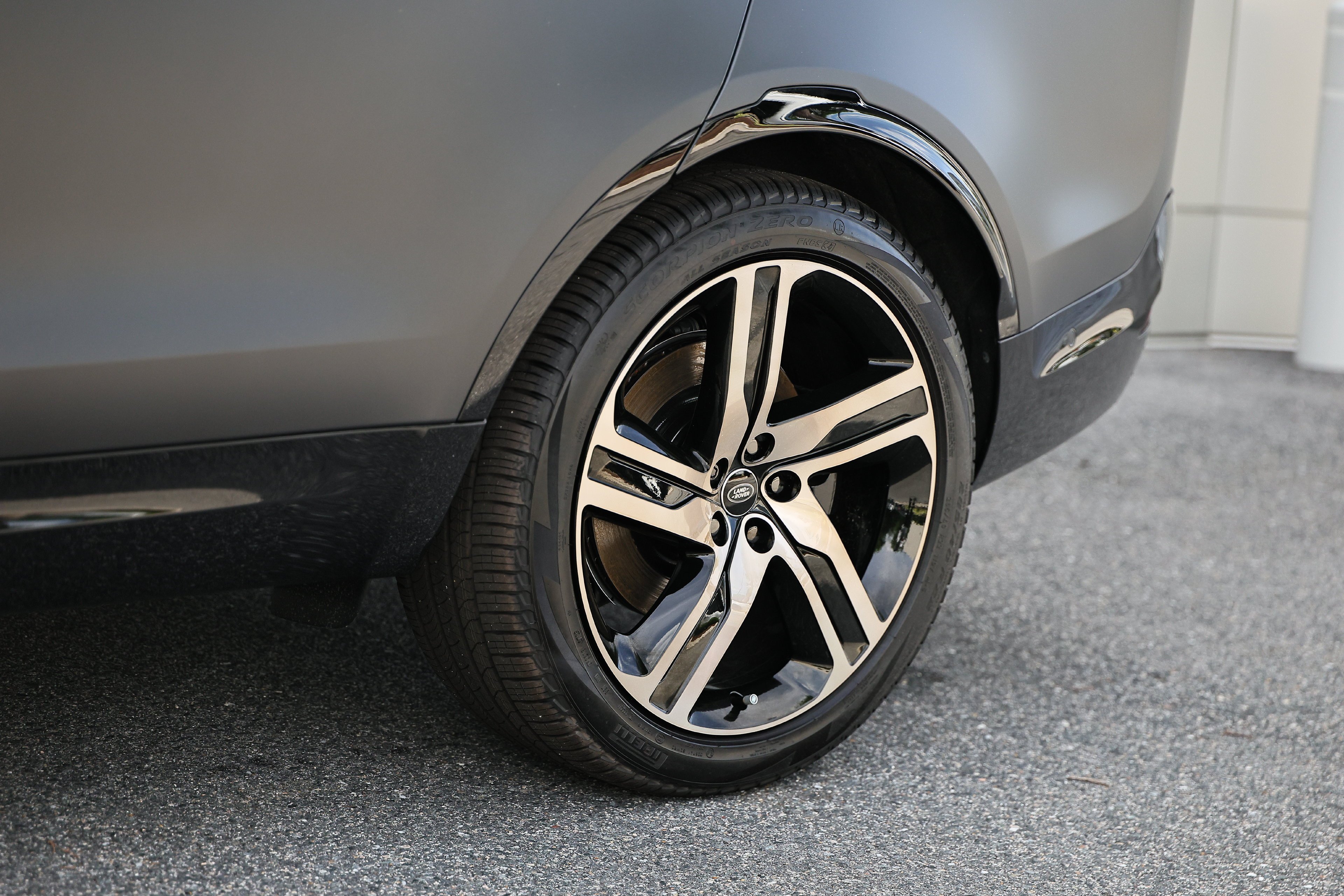 2026 Land Rover Discovery Tempest Edition - Photo 6