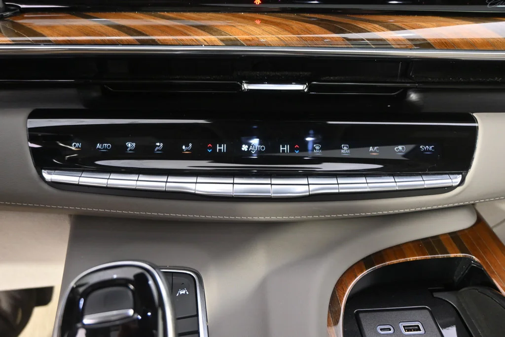 Used 2024 Crystal White Tricoat Cadillac Premium Luxury Platinum image 31