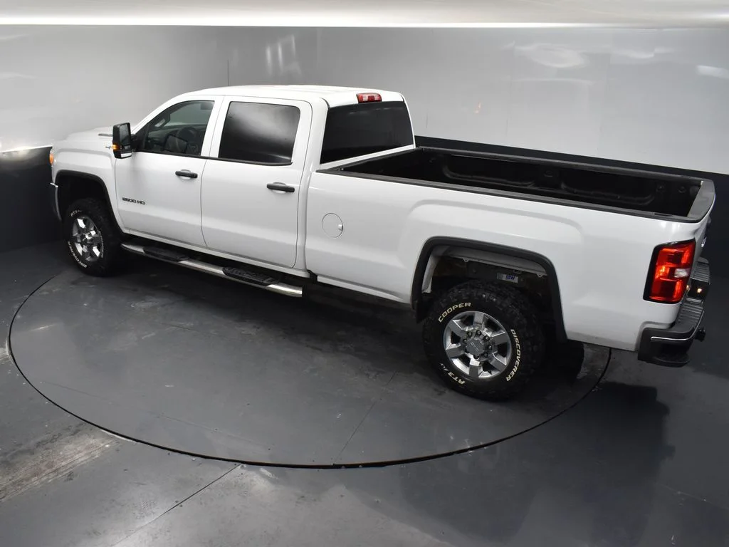 Used 2019 White GMC Base image 9