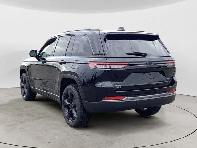 New 2026 Diamond Black Crystal Pearlcoat Jeep LIMITED 4X4 image 3