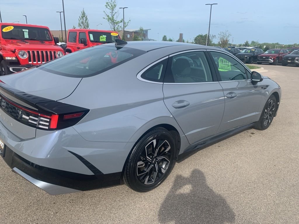 Certified Used 2025 Blue Hyundai SEL image 5