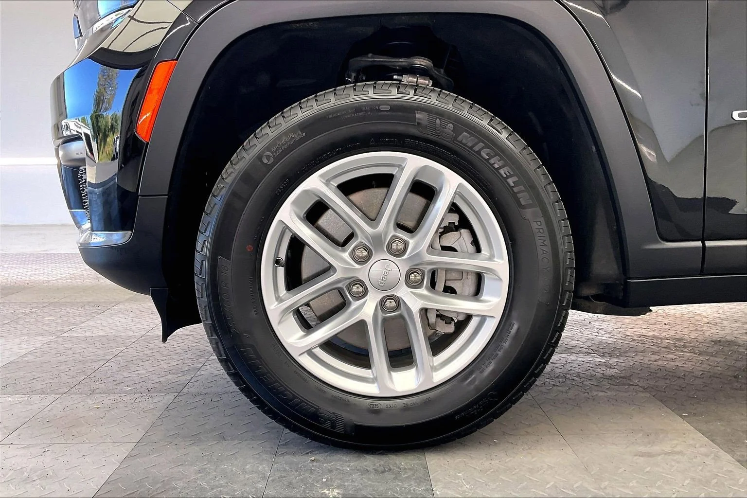 Used 2025 Diamond Black Crystal Pearlcoat Jeep Laredo image 8