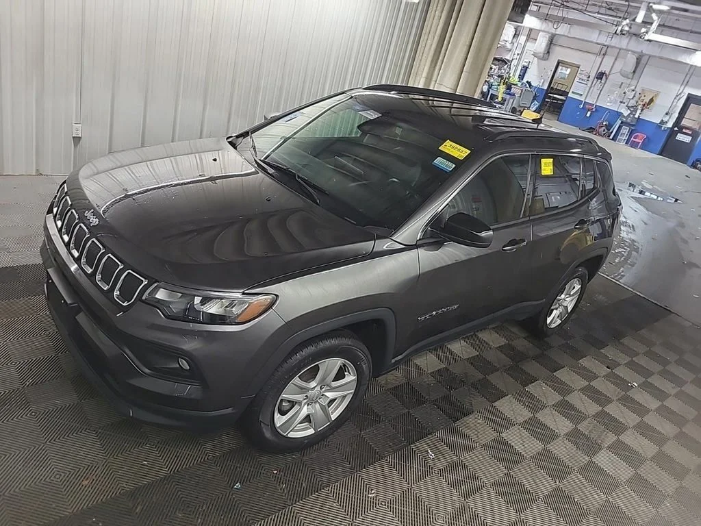 Used 2022 Gray Jeep Latitude image 10