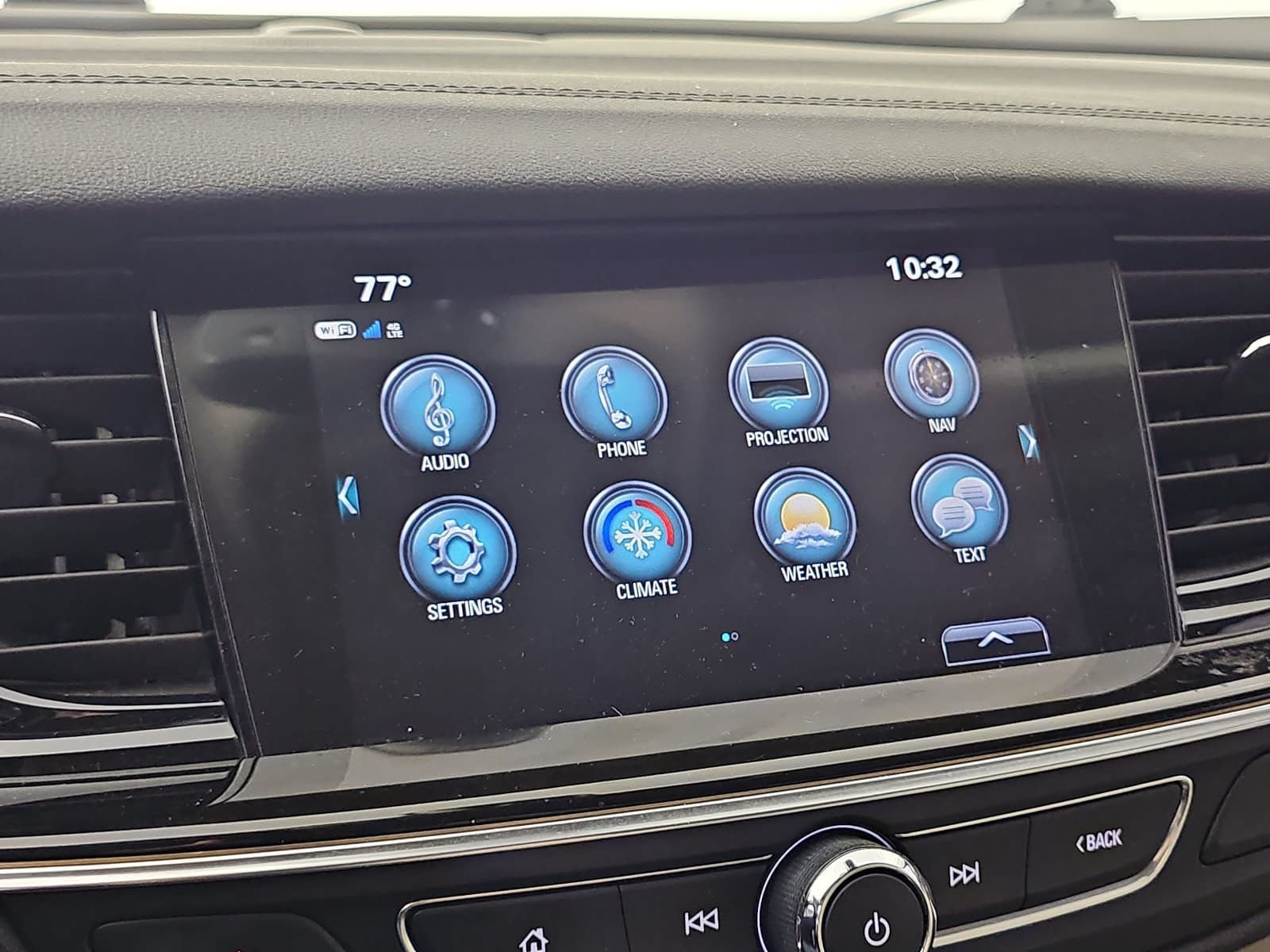 Used 2018 White Buick Essence image 18