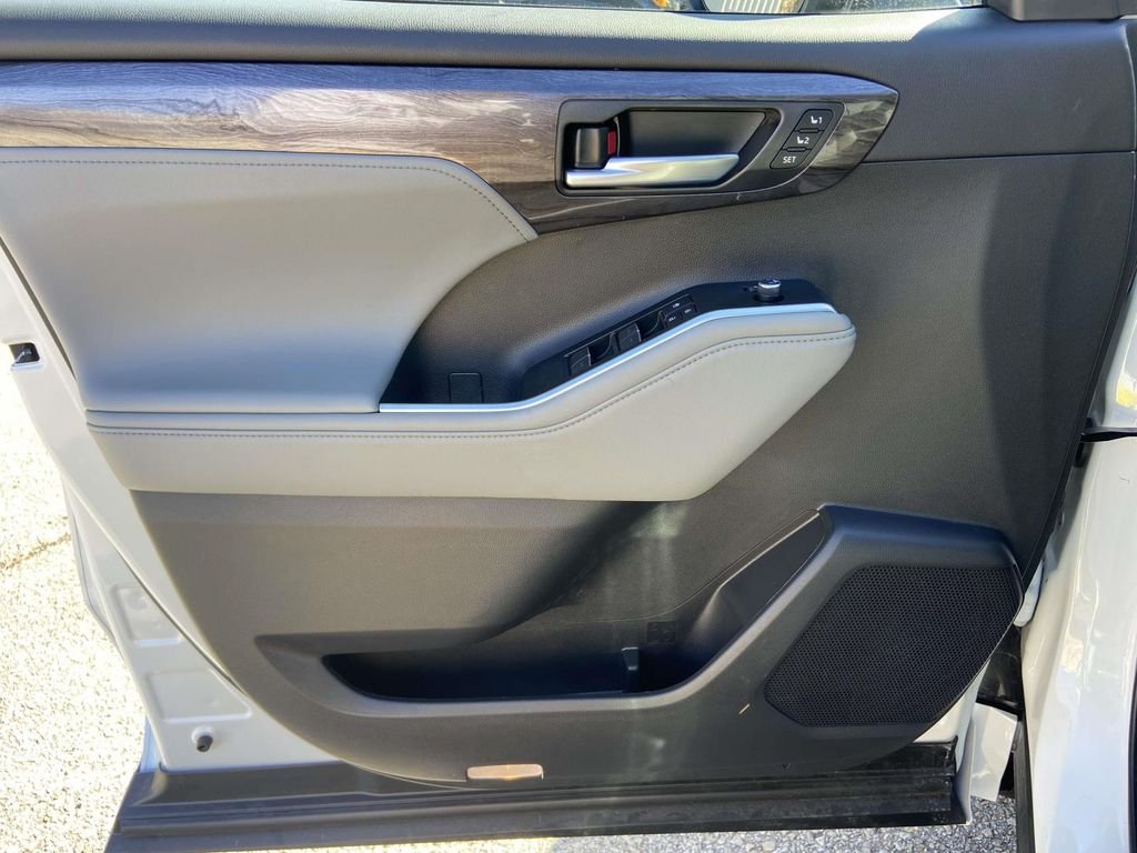 2026 Toyota Highlander Platinum - Photo 12