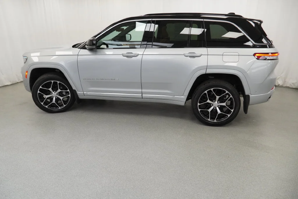 Used 2025 Silver Jeep Summit Reserve image 20