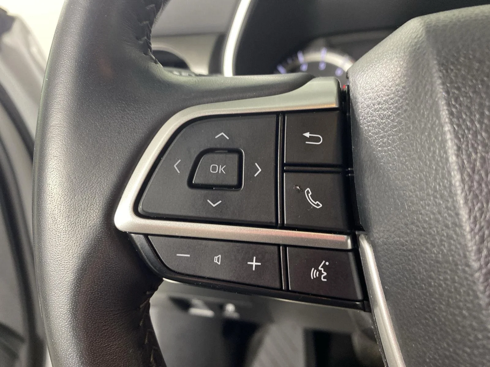 Used 2023 Wind Chill Pearl Toyota XLE image 24