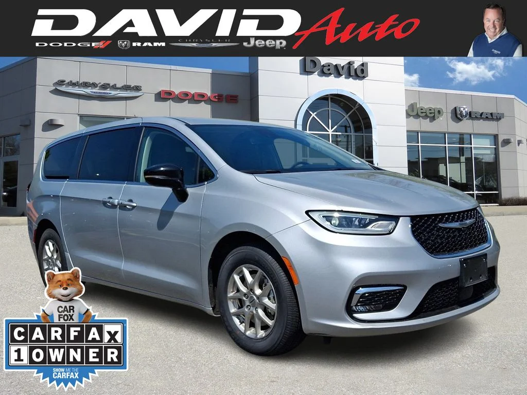 2024 Chrysler Pacifica Touring L's photo