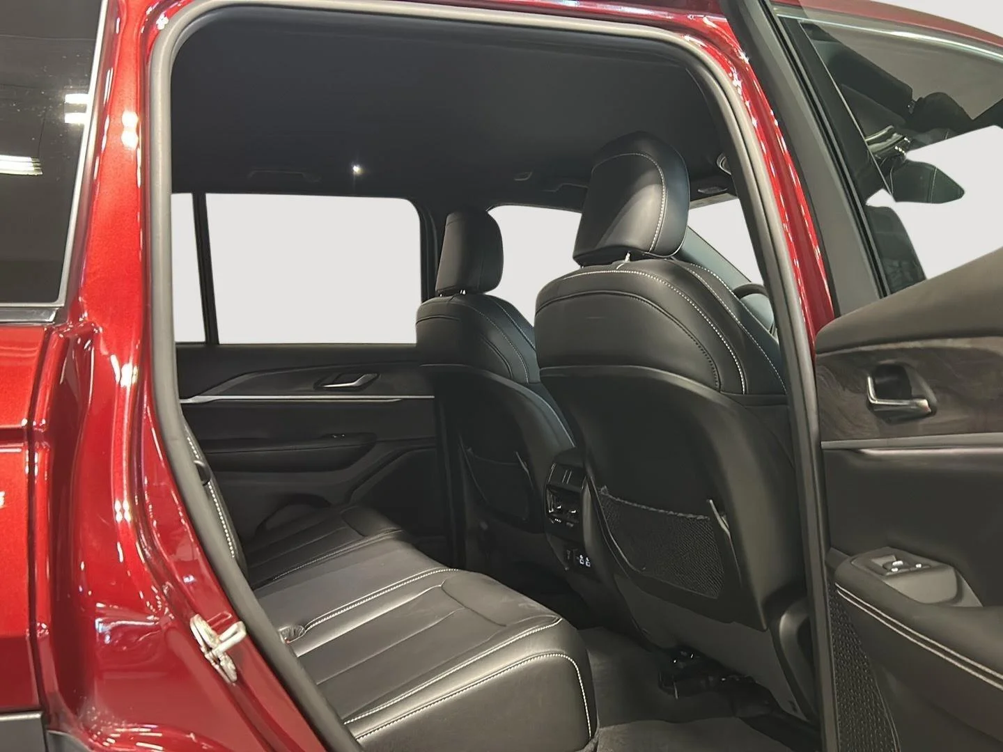 Used 2024 Velvet Red Pearlcoat Jeep Limited image 4
