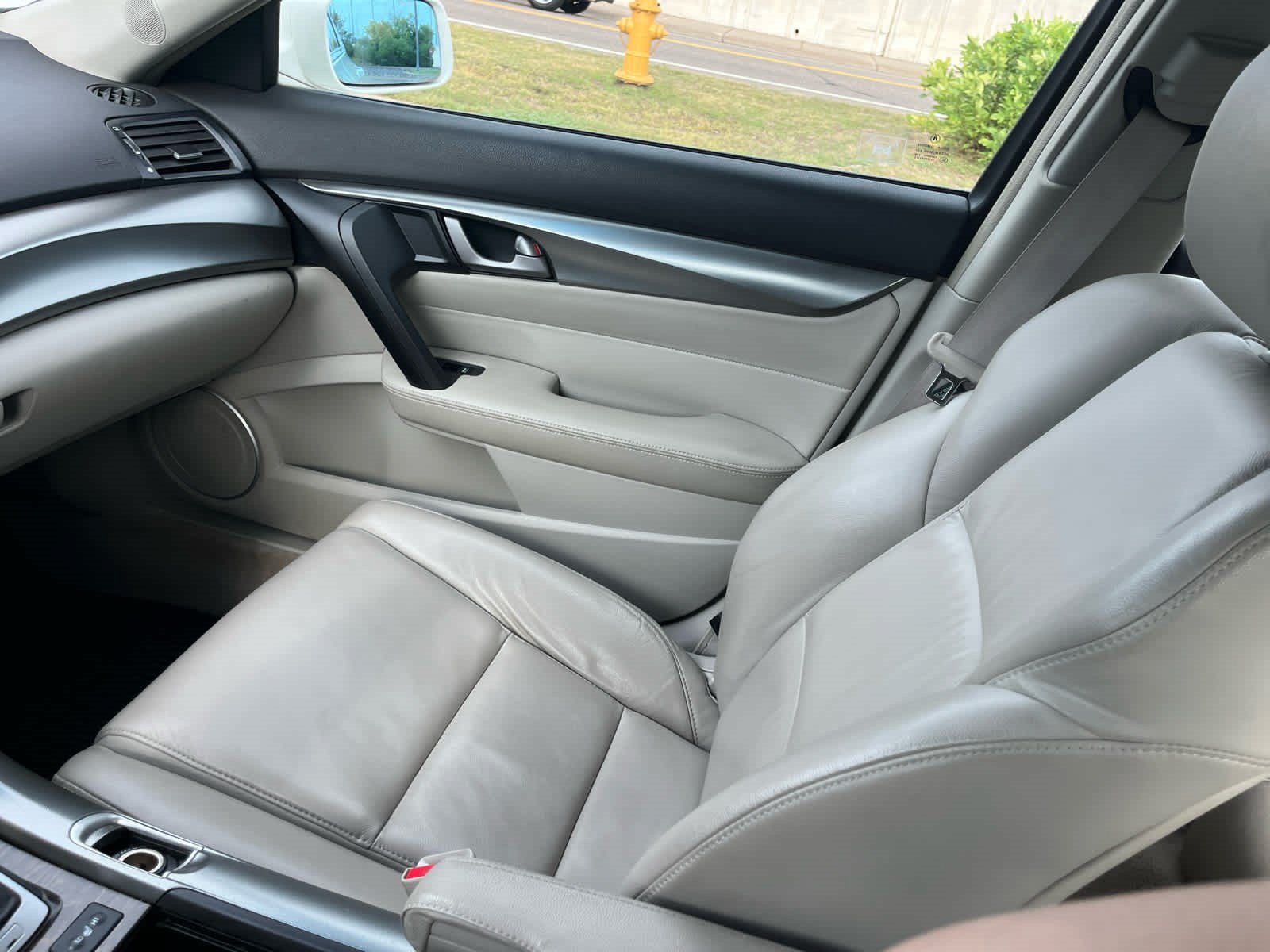 Used 2011 White Diamond Pearl Acura  image 9